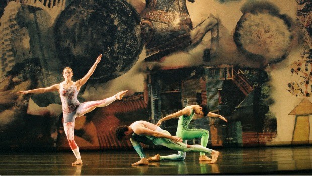 In 2000, company dancers Andrea Weber, Daniel Roberts, Jonah Bokaer performed Cunningham's 